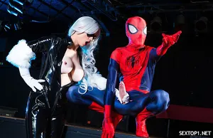 Anh trai đòi mách má khi phát hiện em kế chụp ảnh sex gửi bạn trai