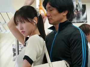 Tôi sắp quan hệ tình dục với một cô gái năm nhất đeo kính. Đừng chụp ảnh mặt cô ấy vì tôi sợ bạn trai tôi sẽ nhìn thấy.