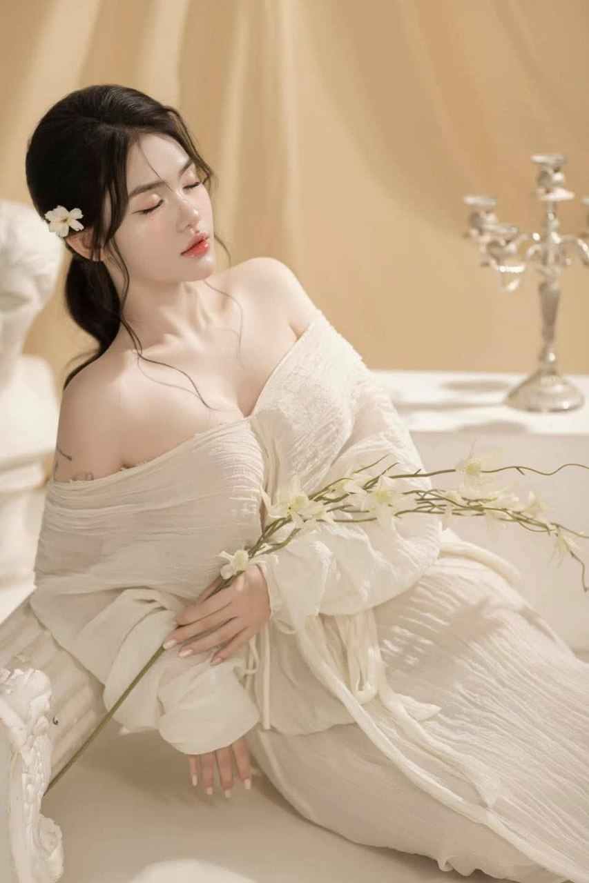 Hám tiền, em ghệ vào bán dâm cho một ông chú đáng tuổi bố