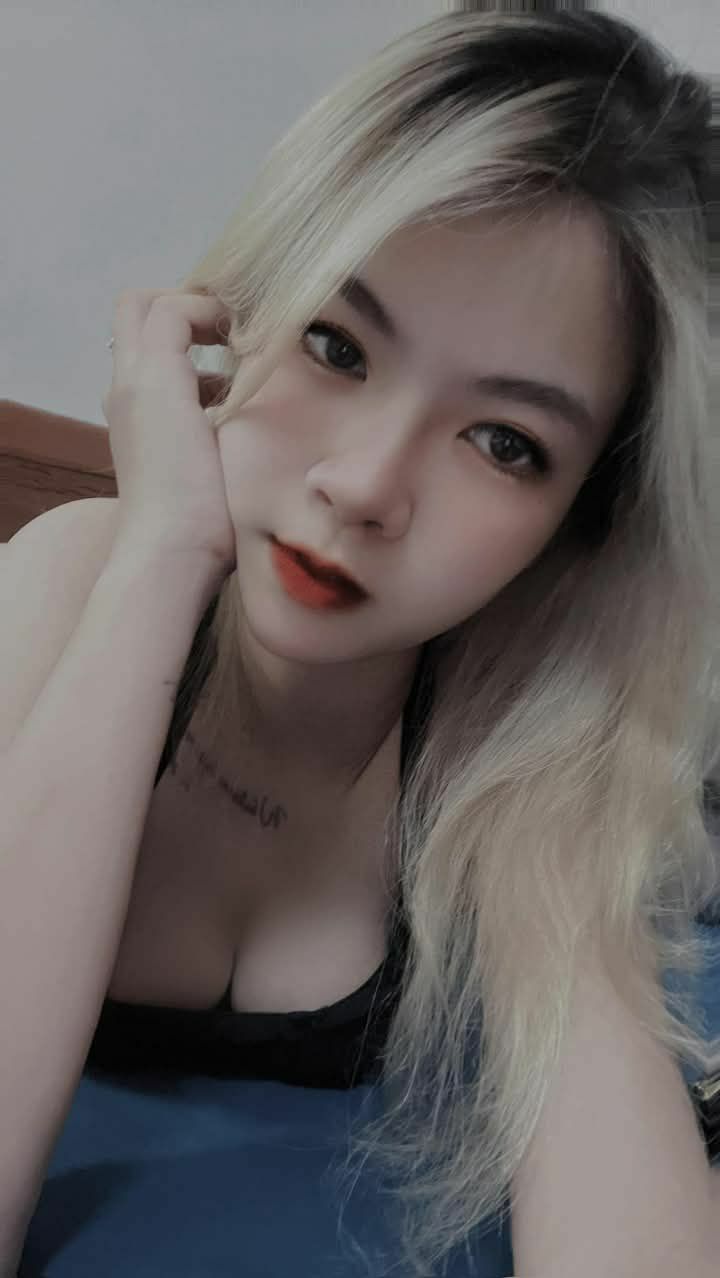 Em streamer vú to khoe lồn để tăng tương tác